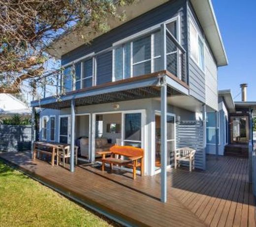 Aqua Beachfront - Pet Friendly - 2 Mins Walk to Beach
