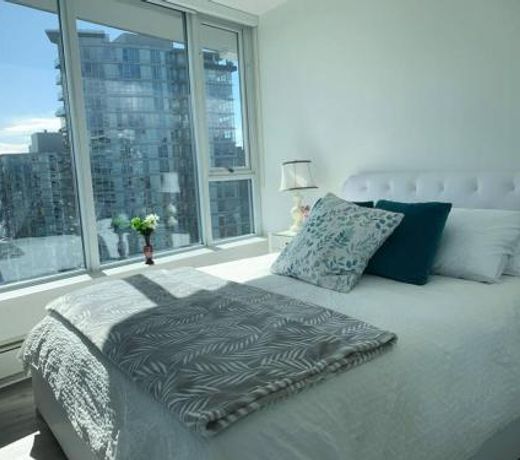 Downtown 3br/2ba+Views+Skytrain+Free Parking