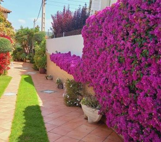 Casa con jardÃ­n en Roda de Bara