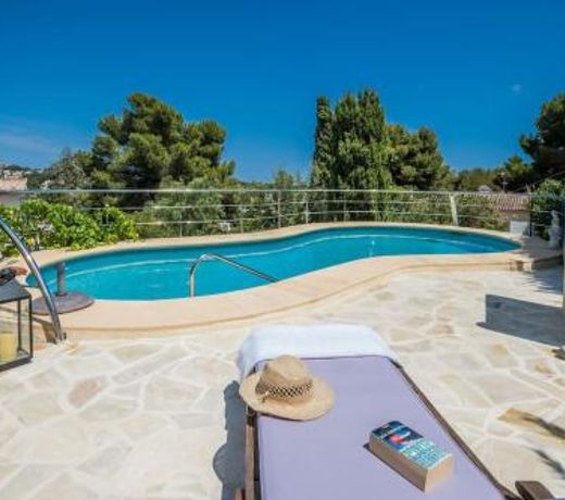 NEU: Exklusives Ferienhaus mit Pool, fußläufig zum Meer, bei Moraira