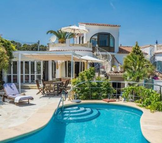 NEU: Exklusives Ferienhaus mit Pool, fußläufig zum Meer, bei Moraira