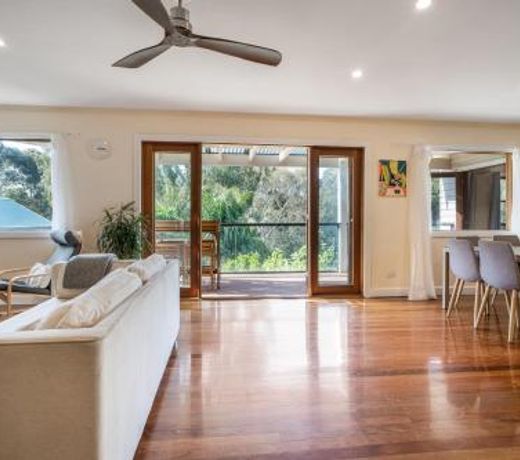 Hidden gem in Melbourne city with FREE 6 car park & WiFi with large backyard