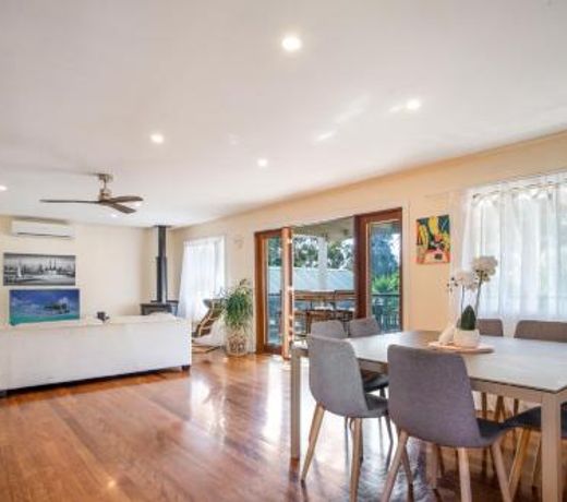 Hidden gem in Melbourne city with FREE 6 car park & WiFi with large backyard