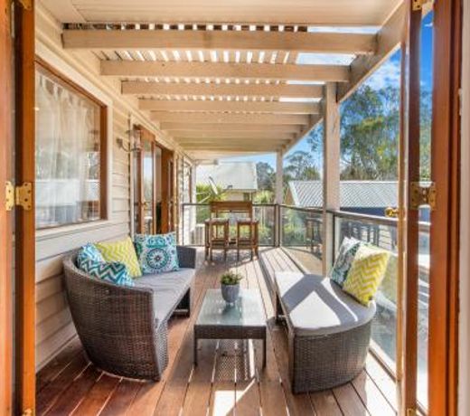 Hidden gem in Melbourne city with FREE 6 car park & WiFi with large backyard