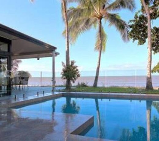 Sandcastle Retreat - Absolute Cairns beachfront