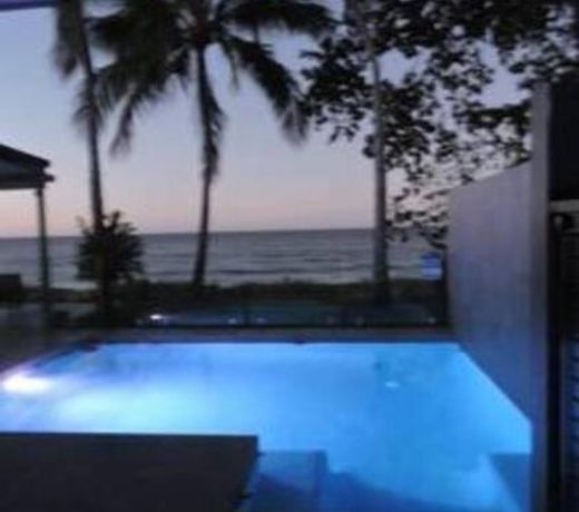 Sandcastle Retreat - Absolute Cairns beachfront