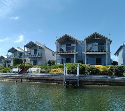 Captains Cove Resort - Waterfront Apartments