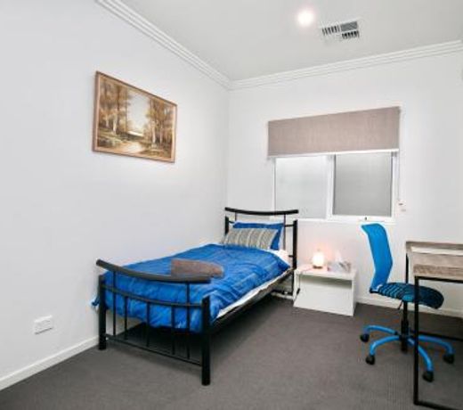 Private room single bed close to beach 7min
