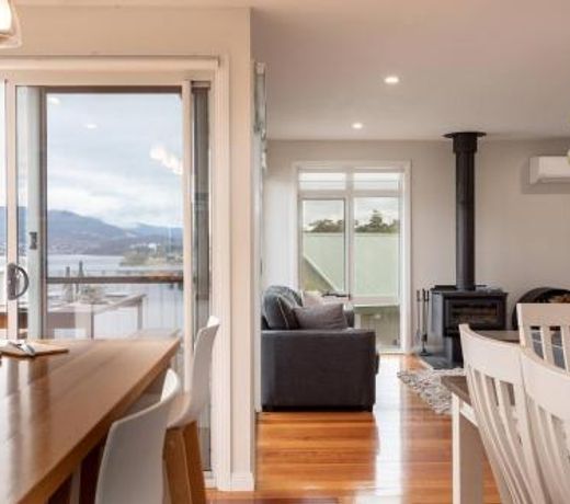Derwent River Cottage - Tranquil Waterfront Living