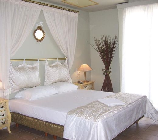 Queens Leriotis Hotel