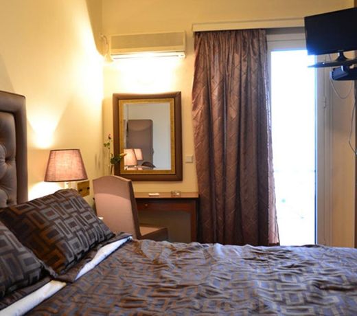 Queens Leriotis Hotel