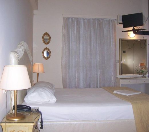 Queens Leriotis Hotel