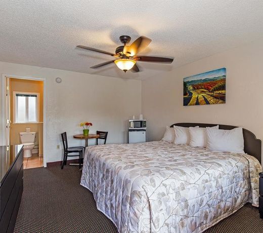 Vineyard Valley Inn