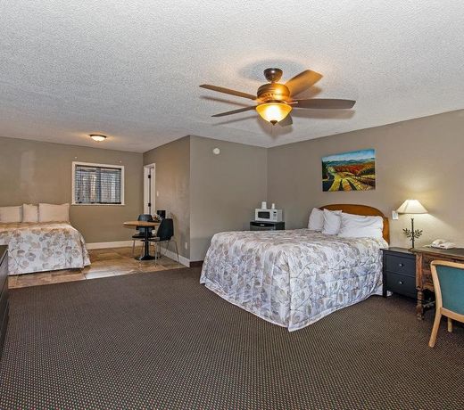 Vineyard Valley Inn