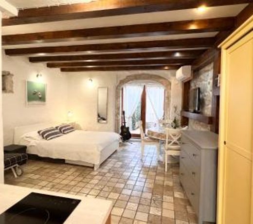 Guesthouse F