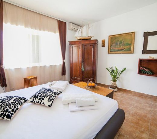 Guest House Ambient