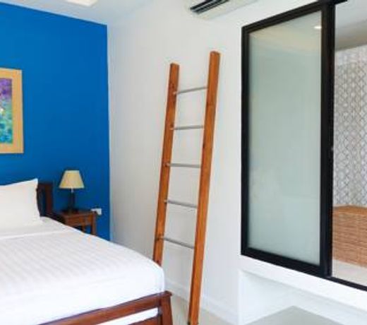 The Snug Airportel - rooms or bed with food, drinks, laundry, bike rent, pool, wifi