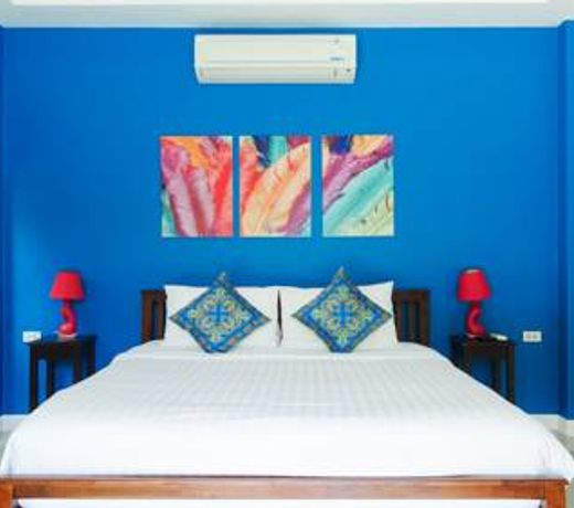 The Snug Airportel - rooms or bed with food, drinks, laundry, bike rent, pool, wifi