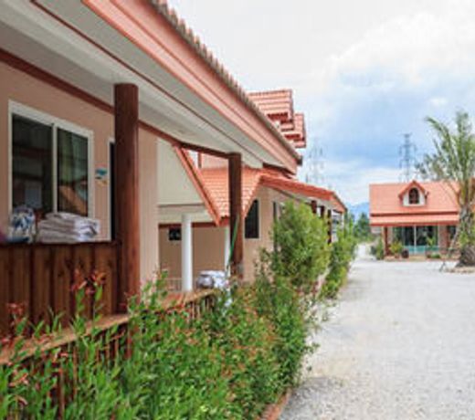 Khaolom Resort