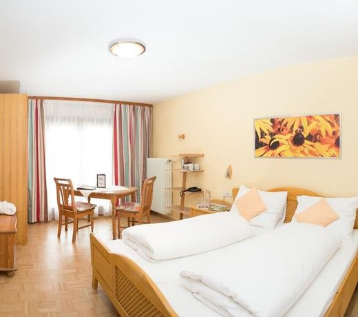 Santner, Hotel