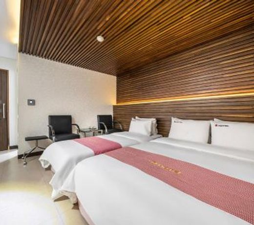 Q Hotel
