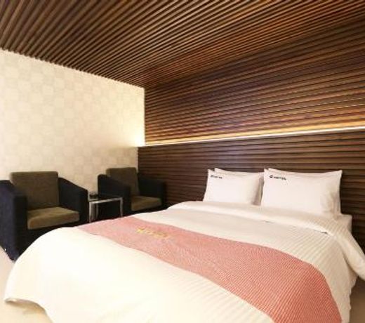 Q Hotel