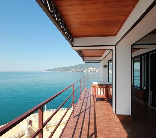 Yacht Club Yalta