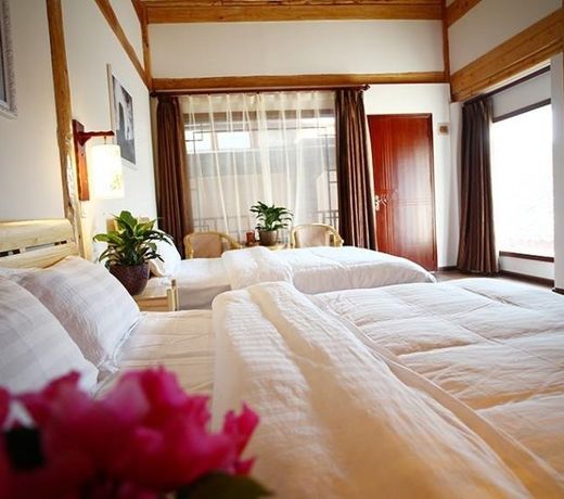 Lijiang Left Bank Holiday Inn