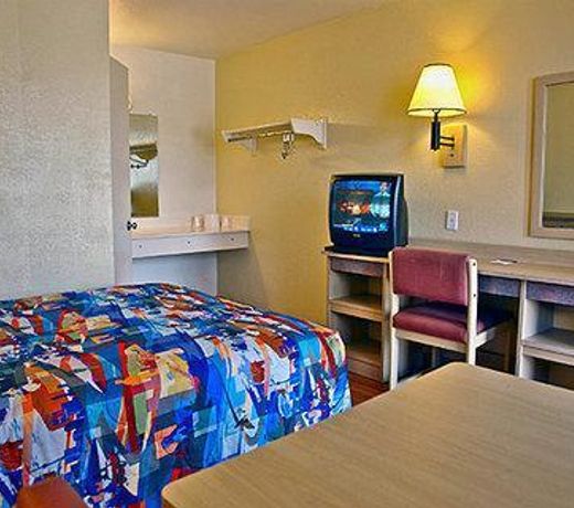 Super 6 Inn & Suites