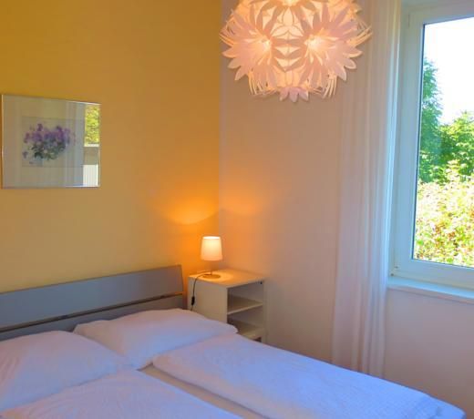 FLORES, Ferienhaus oder Doppelzimmer, im Grünen, 5 Gehminuten ins Zentrum, Parkplatz, zero emissions