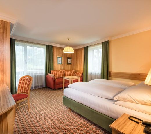 Österreichischer Hof-im Bademantel direkt in die Alpentherme
