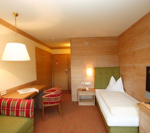 Österreichischer Hof-im Bademantel direkt in die Alpentherme