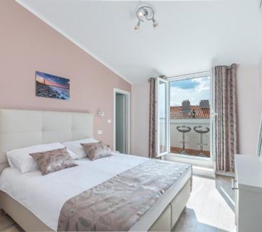 Retro Rooms - Kitchen Not Included