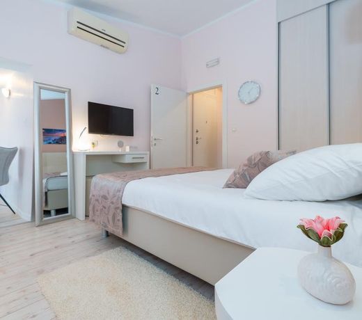 Retro Rooms - Kitchen Not Included