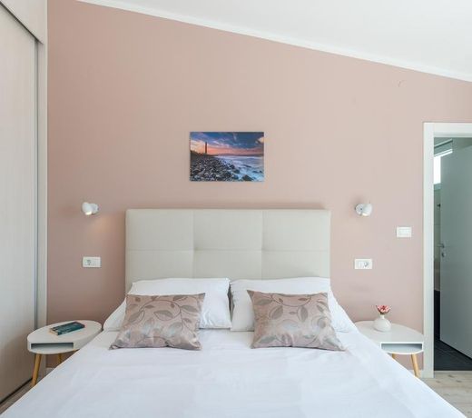 Retro Rooms - Kitchen Not Included