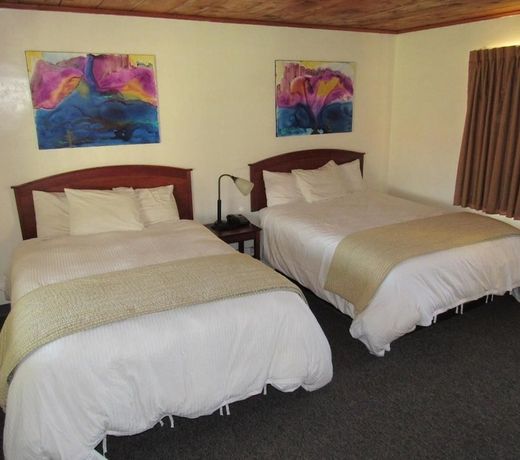 Lakeshore Lodge