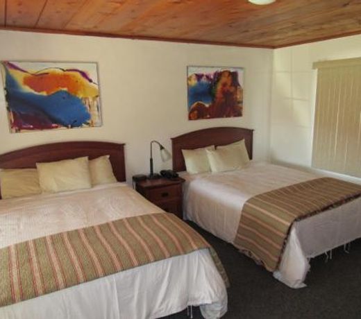 Lakeshore Lodge