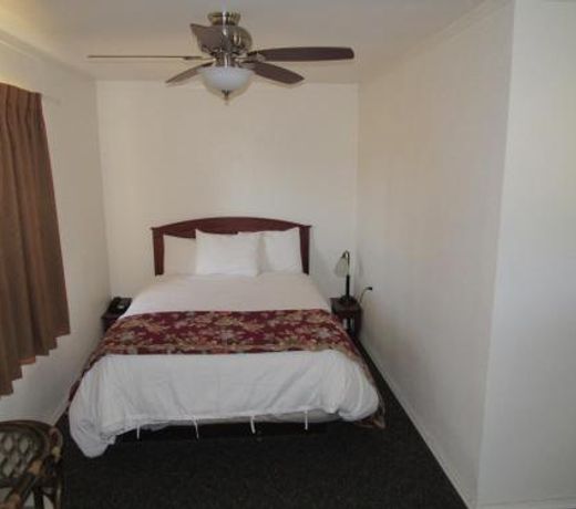 Lakeshore Lodge