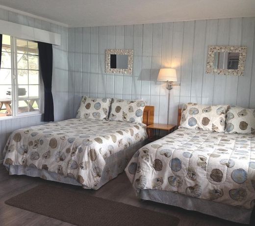 Deane's Oceanfront Lodge
