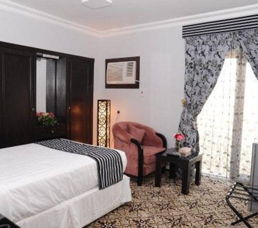 OYO 411 Moon Hotel