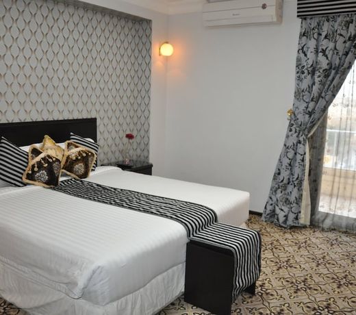 OYO 411 Moon Hotel