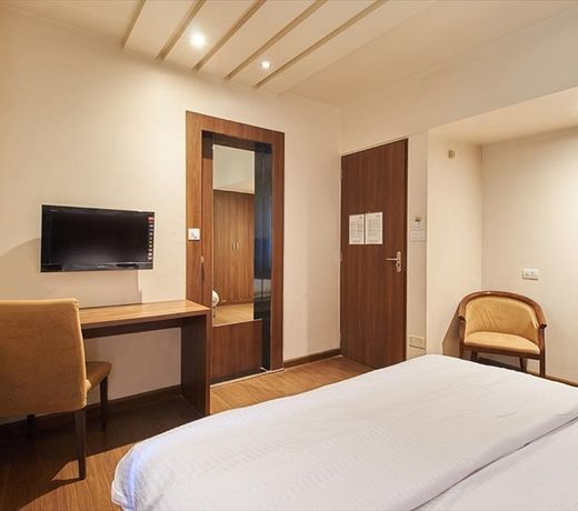 OYO Flagship 15614 Hotel Olive KEM Hospital