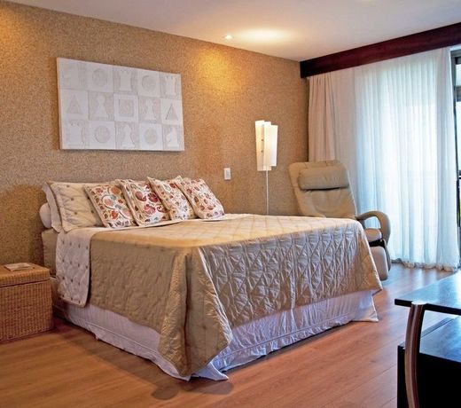 Golden Oasis Living in Rio