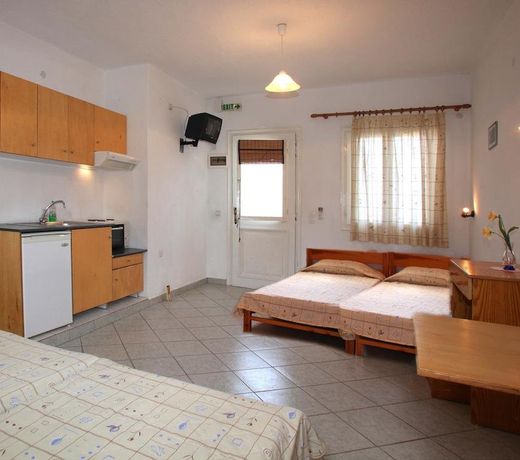Alexandros Rooms & Studios
