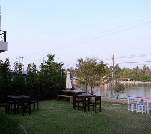 Varee Manust Resort
