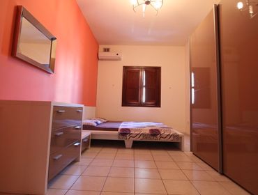 Apartments Large 1 bedroom Flat,WIFI,Parking,free Transfer