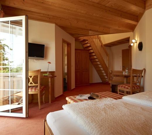 Landhotel Haringerhof mit Saunawelt und Naturbadeteich