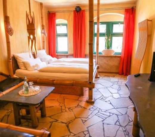 Backstage Hotel