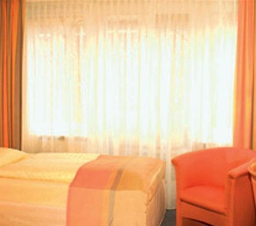 HOLIDAY INN GARDEN COURT BERLIN