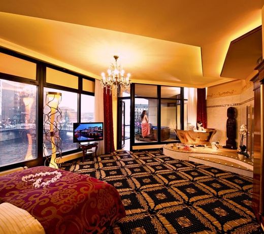 Riverside Royal Hotel